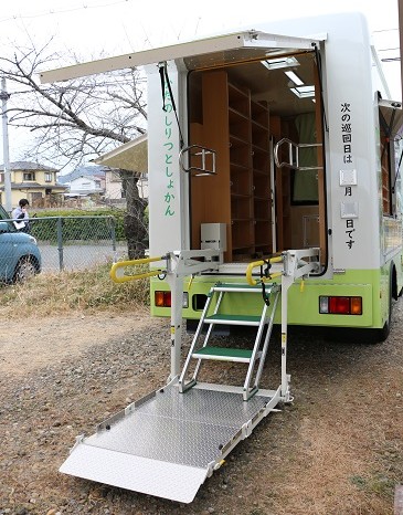車体後方リフト、階段